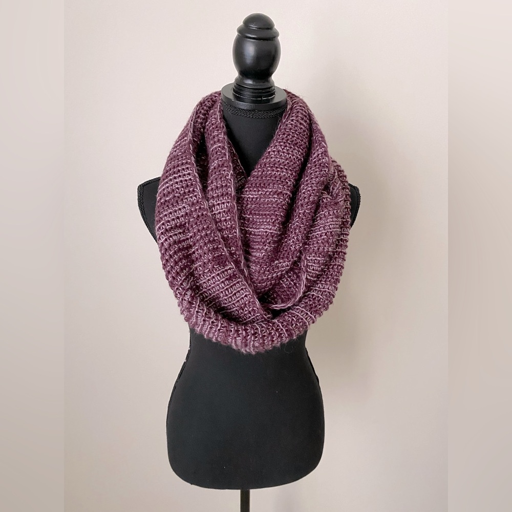 🚩 2/$6 Scarf. One size fits all. Like brand new.